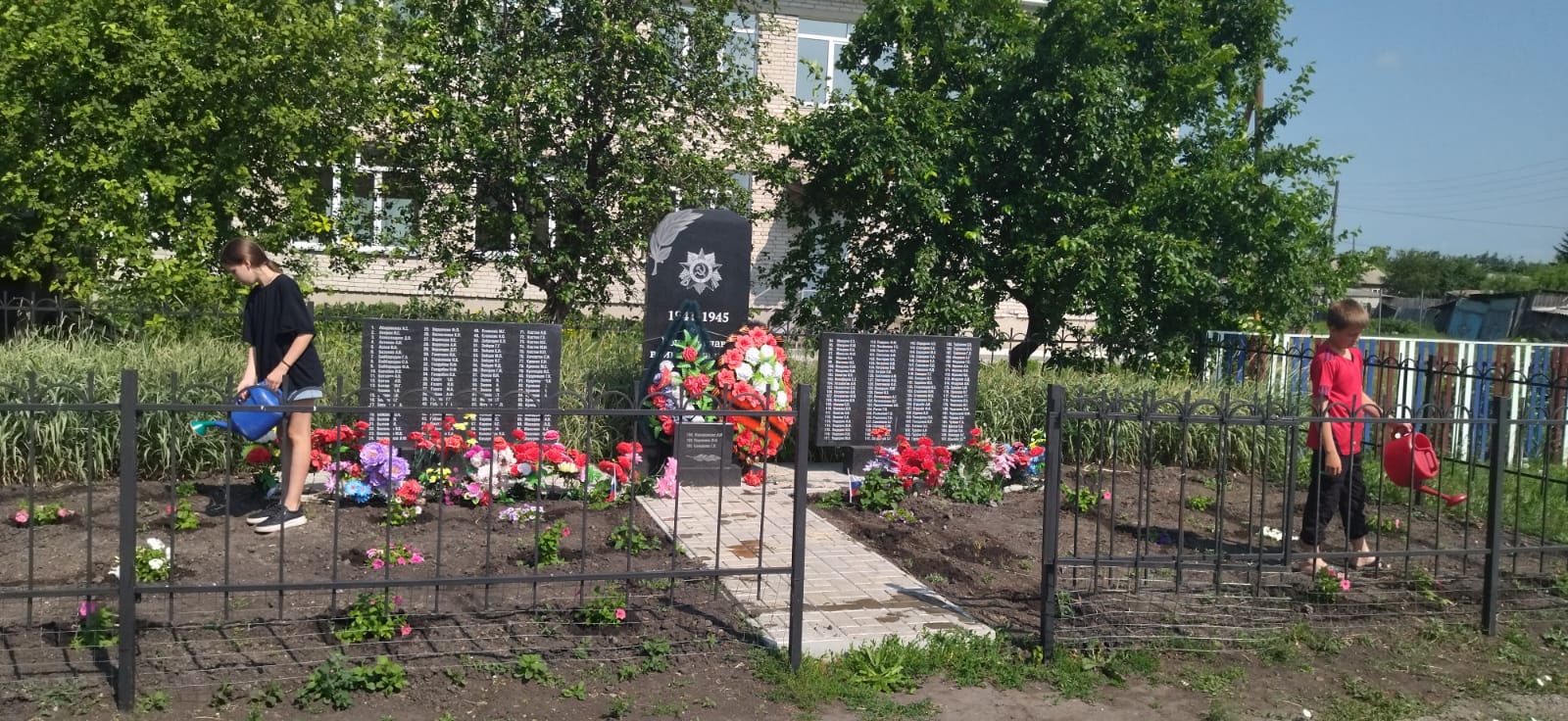 Трудовой десант по уборке памятника..